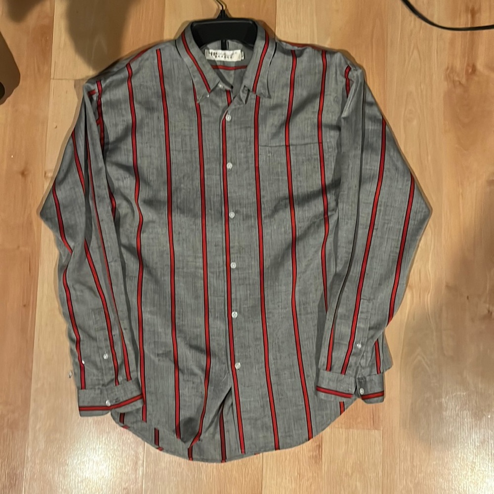 HAZARD Grey red stripe button up